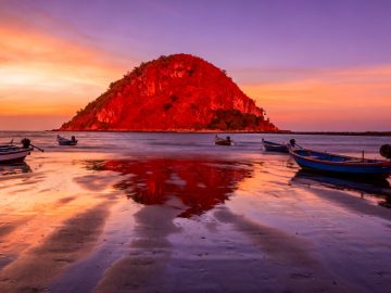 Keindahan Pantai Pulau Merah Banyuwangi